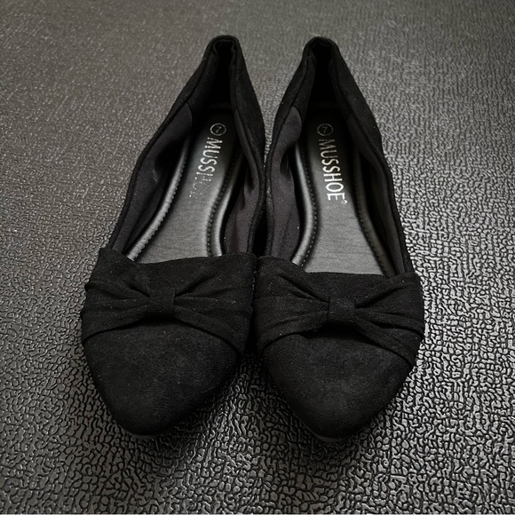 Elegant Black Flats with Pointed Toe and Bow Detail - Picture 2 of 2